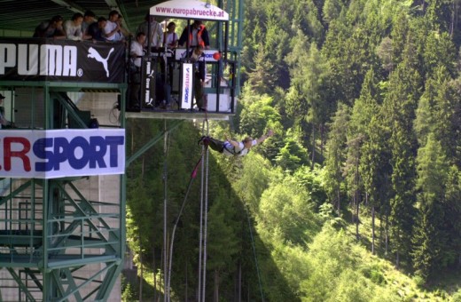 Jumping europabrücke bungee Up for