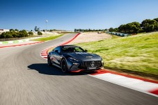 Conduzir um Mercedes AMG GT 63 2 voltas + 1 volta em co-piloto